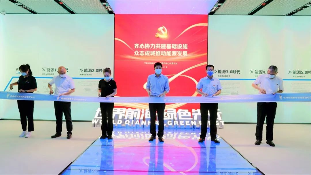 項(xiàng)目主要負(fù)責(zé)人在熱烈掌聲中剪下彩帶